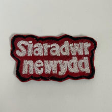 Load image into Gallery viewer, Bathodyn defnydd "Siaradwr Newydd" Hirsgwar (Cloth Badge)