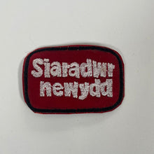 Load image into Gallery viewer, Bathodyn defnydd "Siaradwr Newydd" Hirsgwar (Cloth Badge)