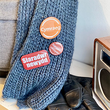 Load image into Gallery viewer, Bathodyn "Siaradwr Newydd" Hirsgwar (Rectangular Badge)