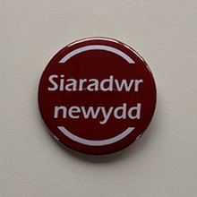 Load image into Gallery viewer, Bathodyn "Siaradwr Newydd" Crwn (Circular Badge)