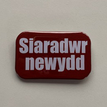 Load image into Gallery viewer, Bathodyn "Siaradwr Newydd" Hirsgwar (Rectangular Badge)