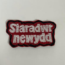 Load image into Gallery viewer, Bathodyn defnydd &quot;Siaradwr Newydd&quot; Hirsgwar (Cloth Badge)
