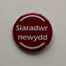 Load image into Gallery viewer, Bathodyn &quot;Siaradwr Newydd&quot; Crwn  (Circular Badge)
