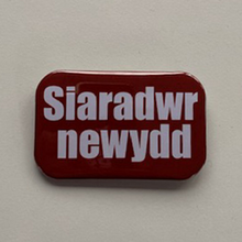 Load image into Gallery viewer, Bathodyn &quot;Siaradwr Newydd&quot; Hirsgwar (Rectangular Badge)
